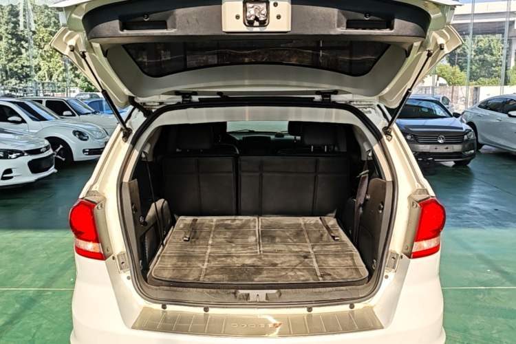 Used Dodge Journey 2013 2.4L Two-Wheel Drive Luxury Version Trunk