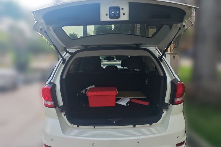 Used Dodge Journey 2013 2.4L Two-Wheel Drive Luxury Version Trunk