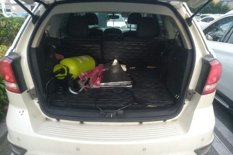 Used Dodge Journey 2013 2.4L Two-Wheel Drive Luxury Version Trunk