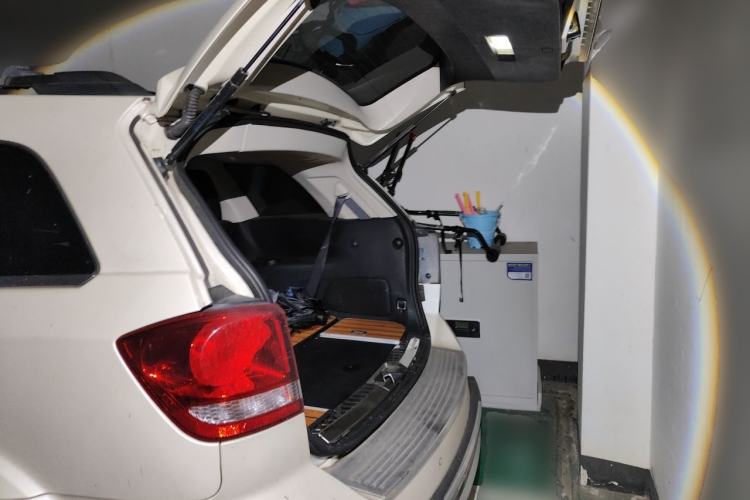 Used Dodge Journey 2013 2.4L Two-Wheel Drive Luxury Version Trunk