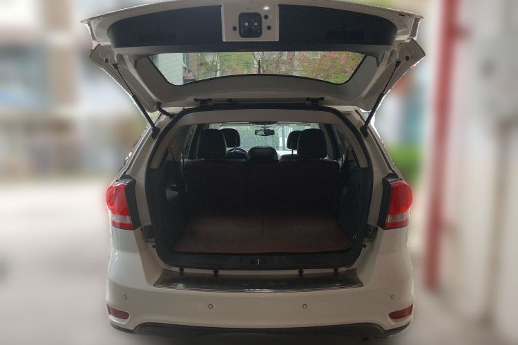 Used Dodge Journey 2013 2.4L Two-Wheel Drive Luxury Version Trunk