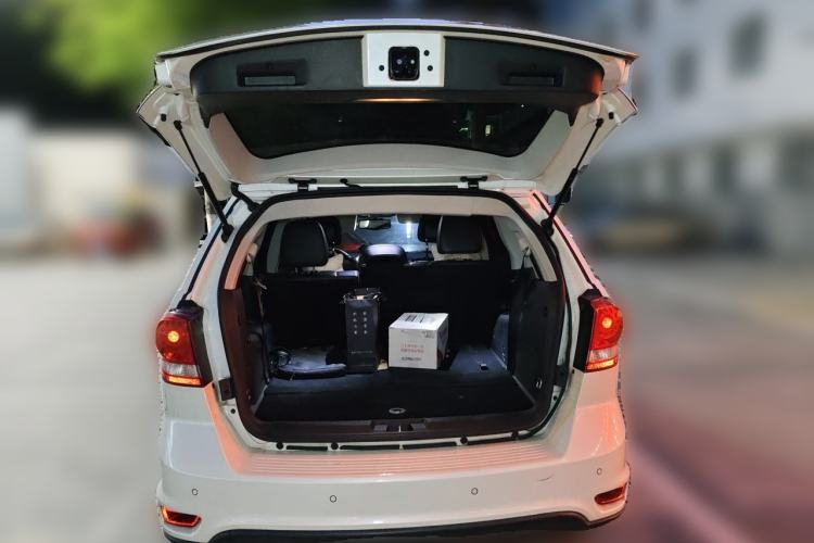 Used Dodge Journey 2013 2.4L Two-Wheel Drive Luxury Version Trunk