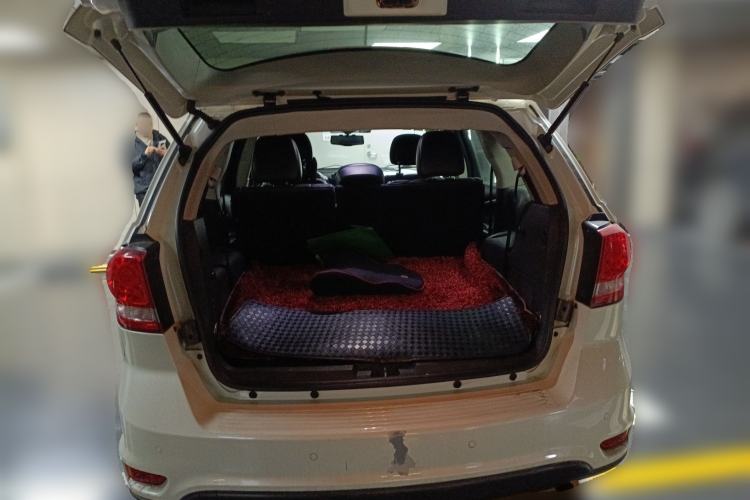 Used Dodge Journey 2013 2.4L Two-Wheel Drive Luxury Version Trunk