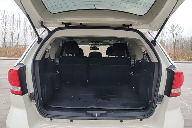 Used Dodge Journey 2013 2.4L Two-Wheel Drive Luxury Version Trunk