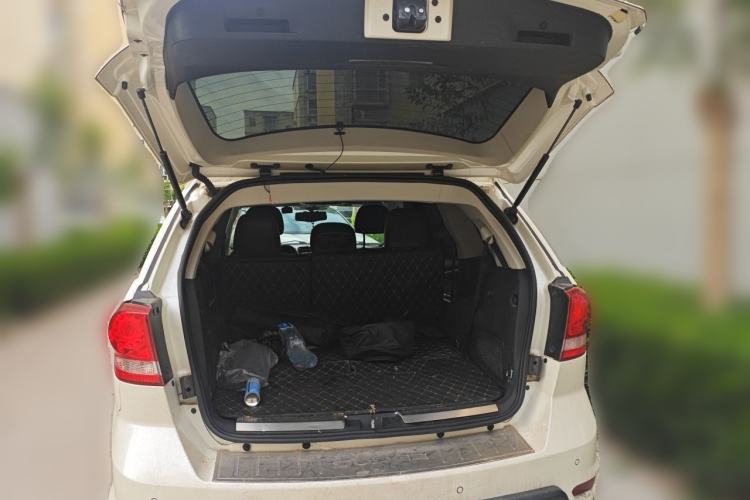 Used Dodge Journey 2013 2.4L Two-Wheel Drive Luxury Version Trunk
