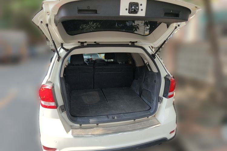 Used Dodge Journey 2013 2.4L Two-Wheel Drive Luxury Version Trunk