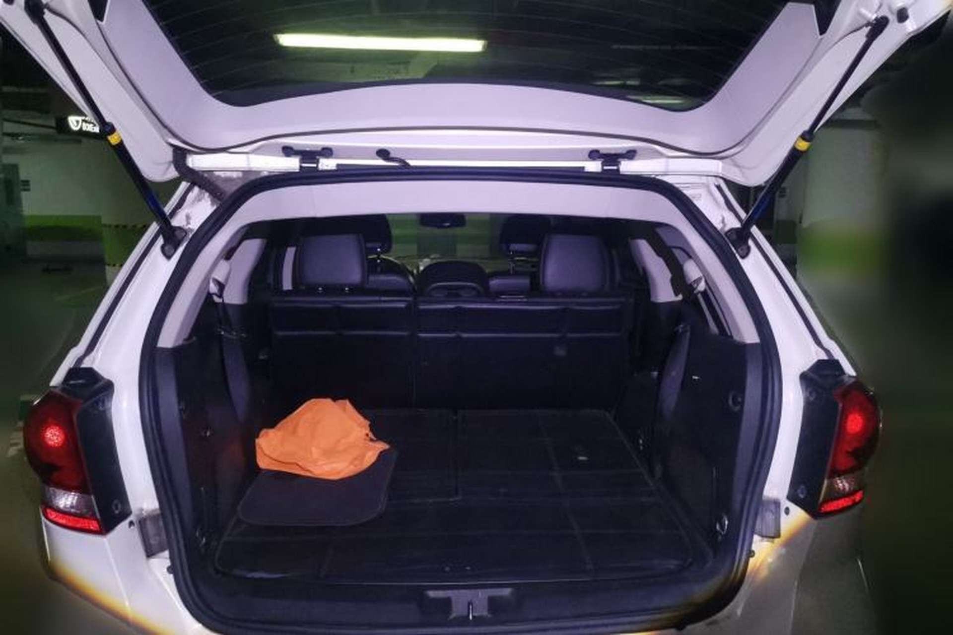 Used Dodge Journey 2013 2.4L Two-Wheel Drive Luxury Version Trunk