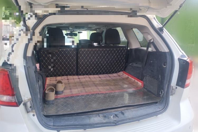 Used Dodge Journey 2013 2.4L Two-Wheel Drive Luxury Version Trunk