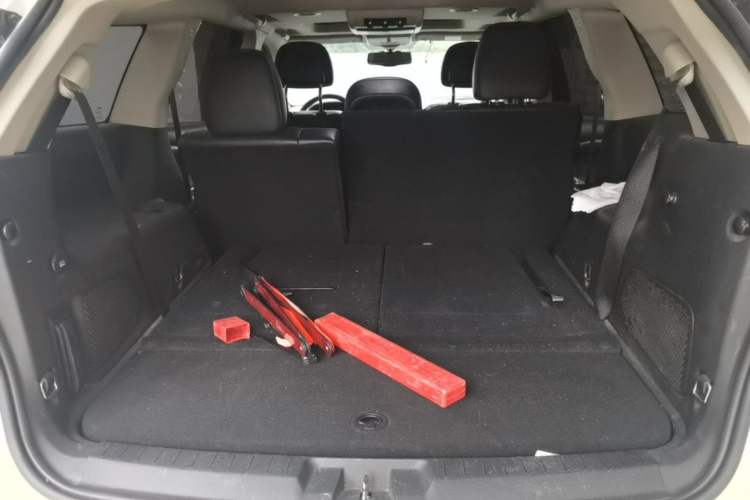 Used Dodge Journey 2013 2.4L Two-Wheel Drive Luxury Version Trunk