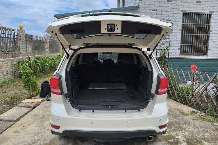 Used Dodge Journey 2013 2.4L Two-Wheel Drive Luxury Version Trunk