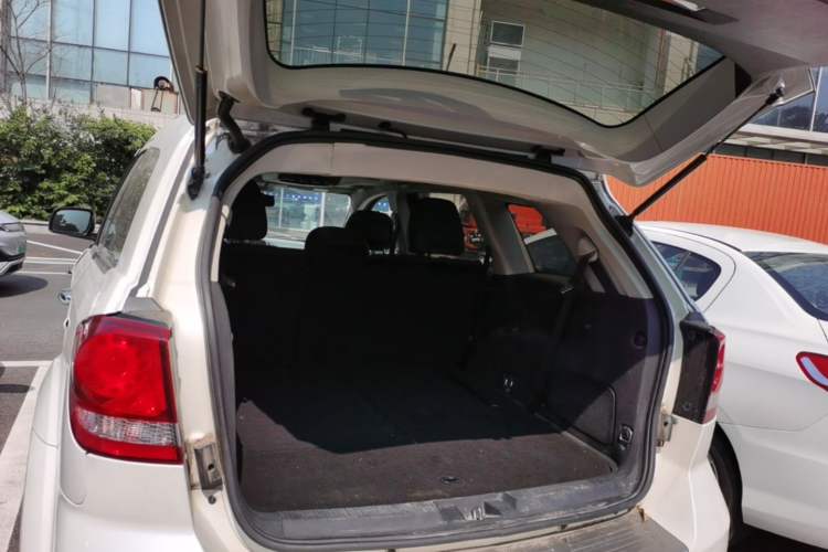 Used Dodge Journey 2013 2.4L Two-Wheel Drive Luxury Version Trunk