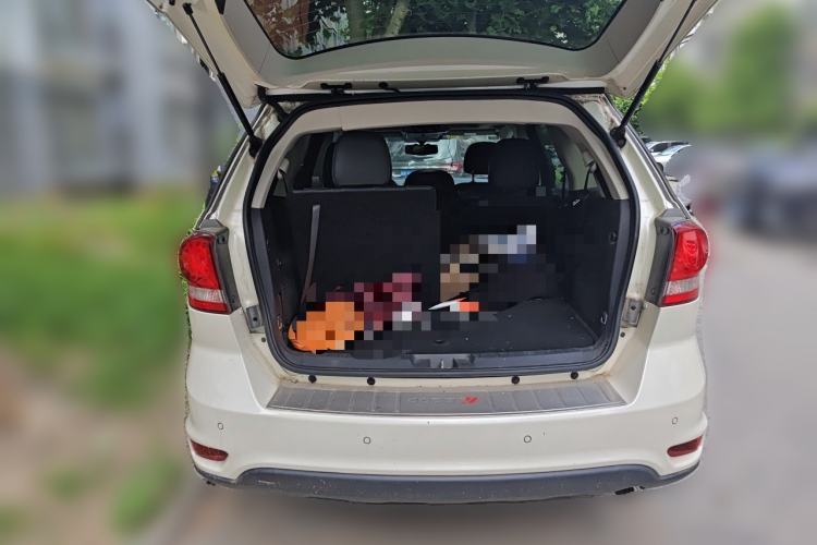 Used Dodge Journey 2013 2.4L Two-Wheel Drive Luxury Version Trunk