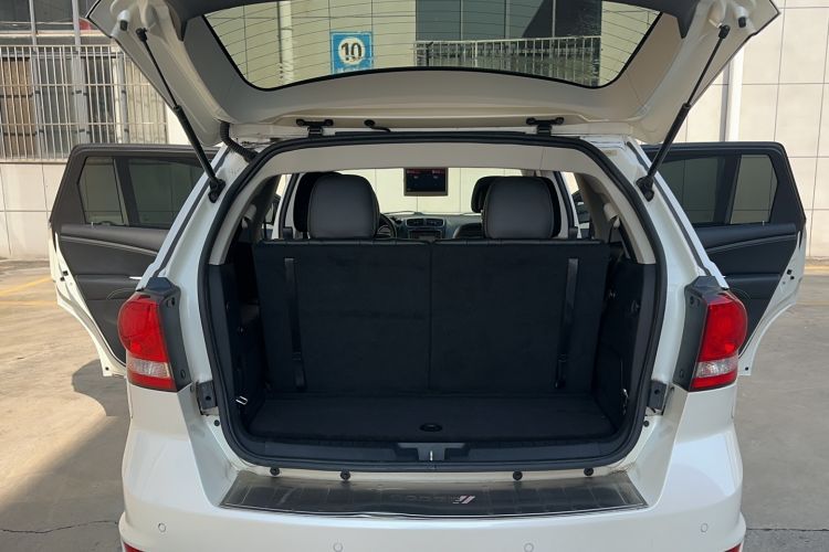 Used Dodge Journey 2013 2.4L Two-Wheel Drive Luxury Version Trunk
