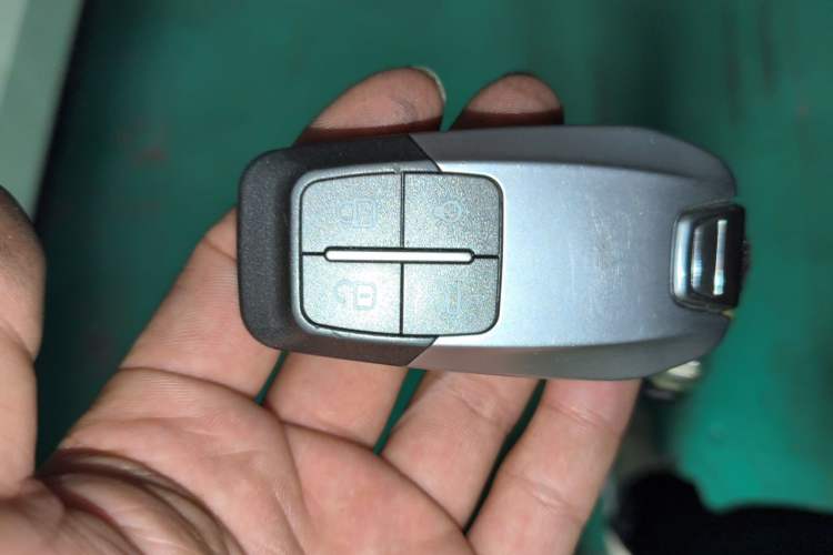 Used Dodge Journey 2013 2.4L Two-Wheel Drive Luxury Version Vehicle Key