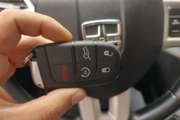 Used Dodge Journey 2013 2.4L Two-Wheel Drive Luxury Version Vehicle Key