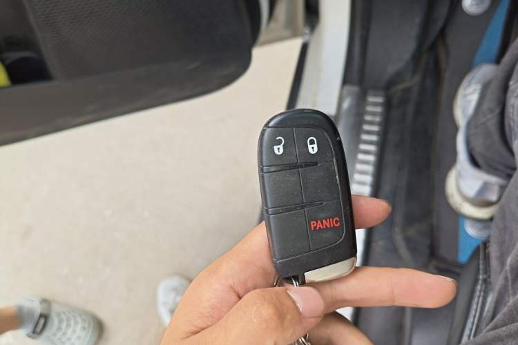 Used Dodge Journey 2013 2.4L Two-Wheel Drive Luxury Version Vehicle Key