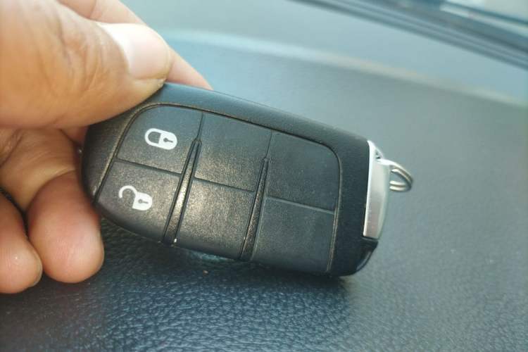 Used Dodge Journey 2013 2.4L Two-Wheel Drive Luxury Version Vehicle Key