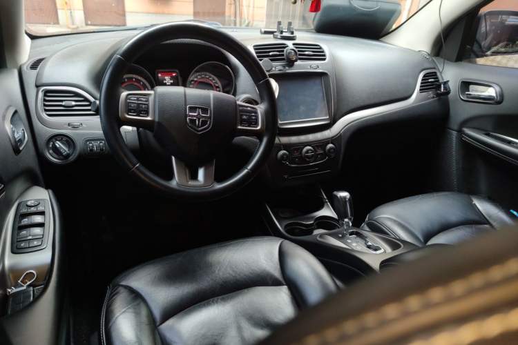 Used Dodge Journey 2014 2.4L Two-Wheel Drive Touring Edition Center Console