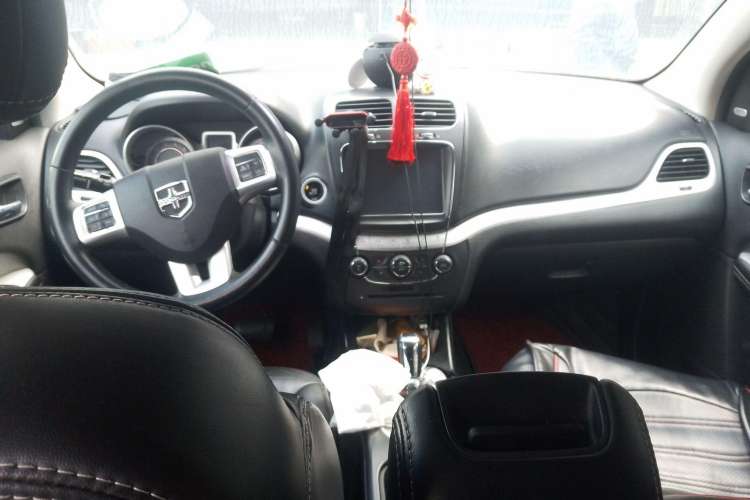 Used Dodge Journey 2014 2.4L Two-Wheel Drive Touring Edition Center Console