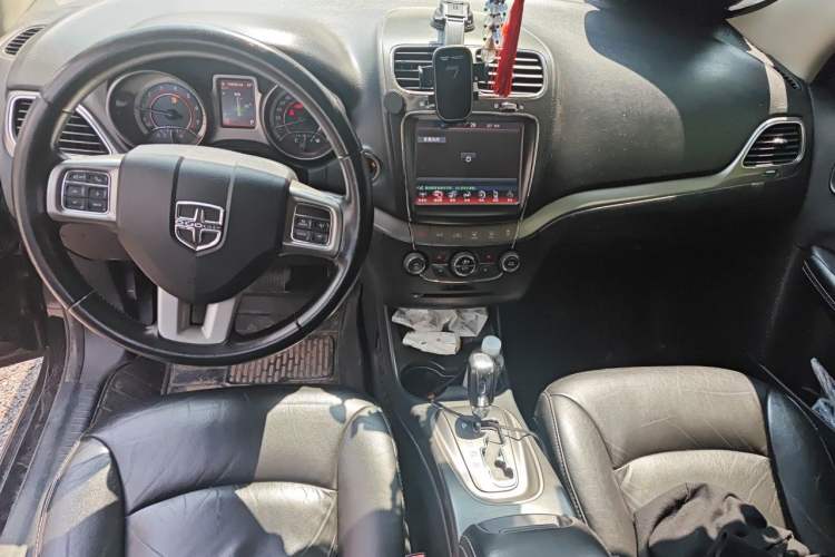 Used Dodge Journey 2014 2.4L Two-Wheel Drive Touring Edition Center Console