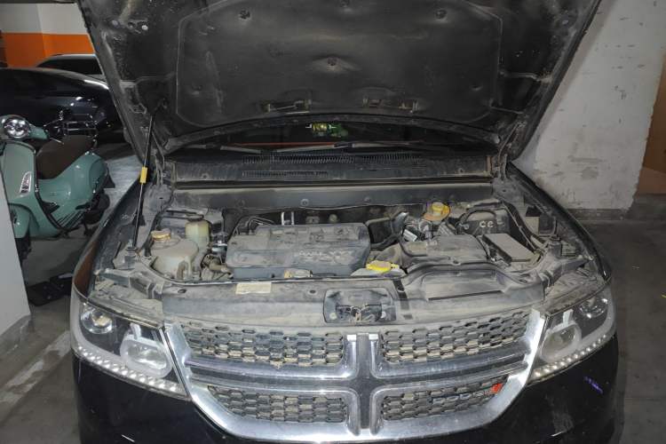 Used Dodge Journey 2014 2.4L Two-Wheel Drive Touring Edition Engine Bay