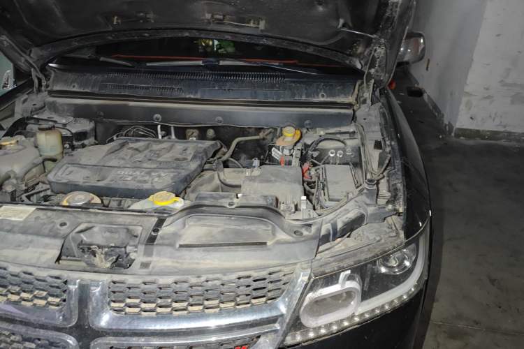 Used Dodge Journey 2014 2.4L Two-Wheel Drive Touring Edition Engine Bay Left