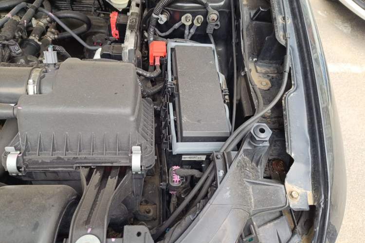 Used Dodge Journey 2014 2.4L Two-Wheel Drive Touring Edition Engine Bay Left