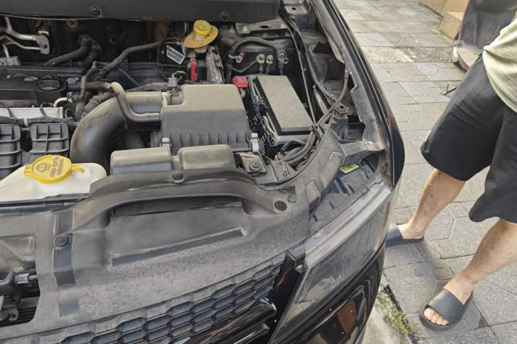Used Dodge Journey 2014 2.4L Two-Wheel Drive Touring Edition Engine Bay Left