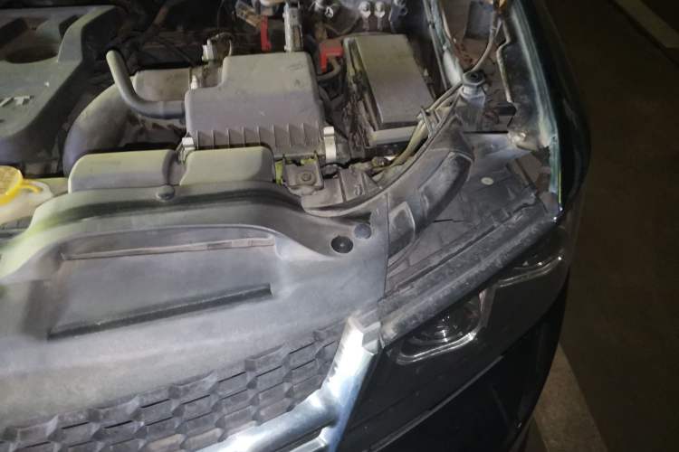 Used Dodge Journey 2014 2.4L Two-Wheel Drive Touring Edition Engine Bay Left