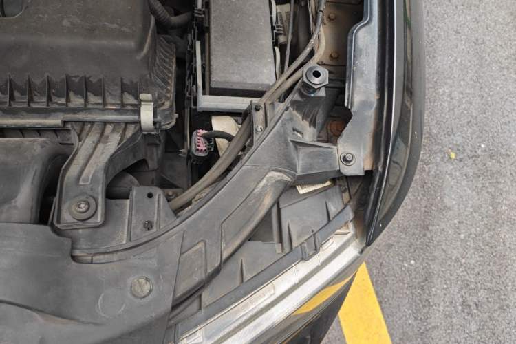 Used Dodge Journey 2014 2.4L Two-Wheel Drive Touring Edition Engine Bay Left