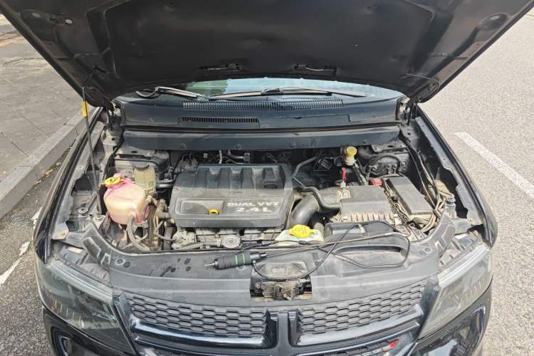 Used Dodge Journey 2014 2.4L Two-Wheel Drive Touring Edition Engine Bay