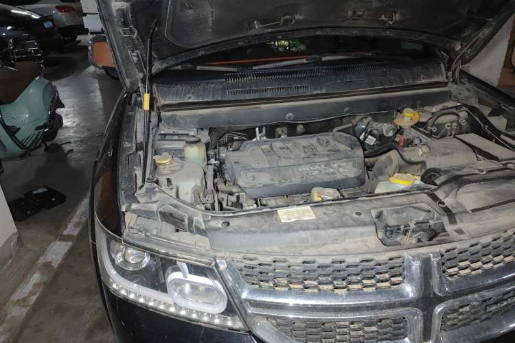 Used Dodge Journey 2014 2.4L Two-Wheel Drive Touring Edition Engine Bay Right