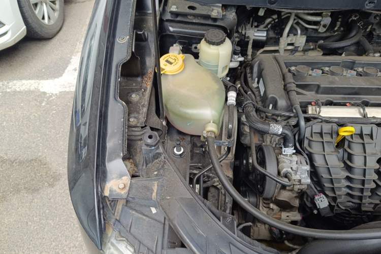 Used Dodge Journey 2014 2.4L Two-Wheel Drive Touring Edition Engine Bay Right