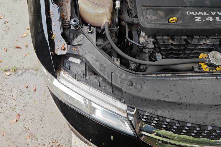 Used Dodge Journey 2014 2.4L Two-Wheel Drive Touring Edition Engine Bay Right