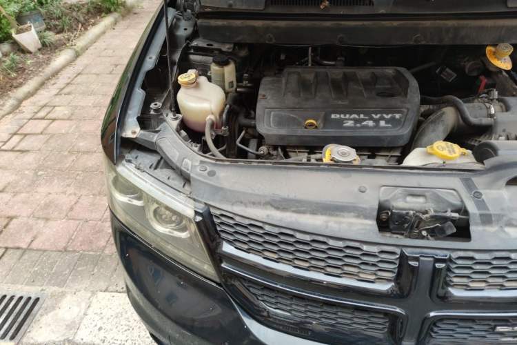 Used Dodge Journey 2014 2.4L Two-Wheel Drive Touring Edition Engine Bay Right