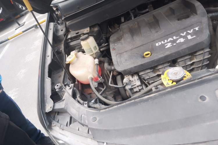 Used Dodge Journey 2014 2.4L Two-Wheel Drive Touring Edition Engine Bay Right