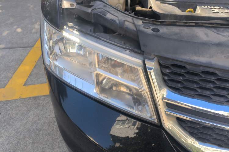 Used Dodge Journey 2014 2.4L Two-Wheel Drive Touring Edition Right Front Headlight