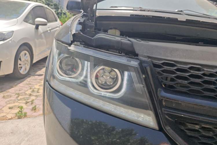Used Dodge Journey 2014 2.4L Two-Wheel Drive Touring Edition Right Front Headlight