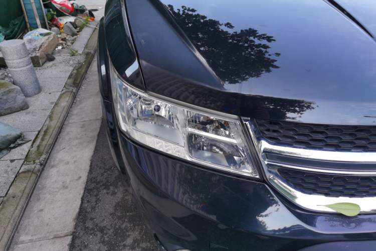 Used Dodge Journey 2014 2.4L Two-Wheel Drive Touring Edition Right Front Headlight