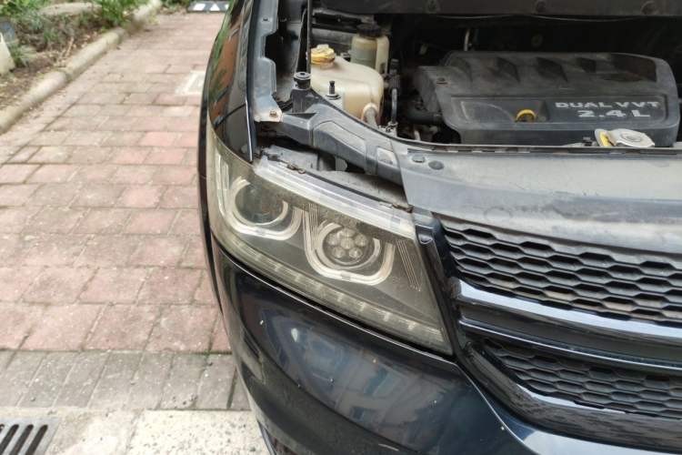 Used Dodge Journey 2014 2.4L Two-Wheel Drive Touring Edition Right Front Headlight