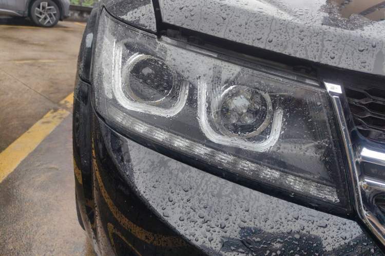 Used Dodge Journey 2014 2.4L Two-Wheel Drive Touring Edition Right Front Headlight