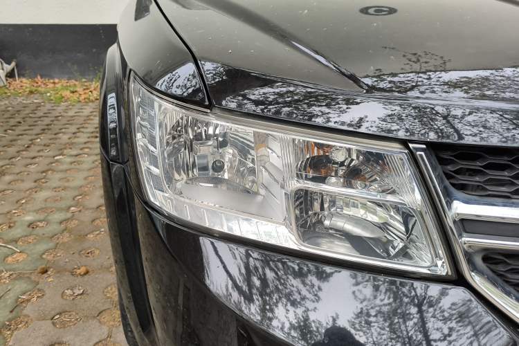 Used Dodge Journey 2014 2.4L Two-Wheel Drive Touring Edition Right Front Headlight