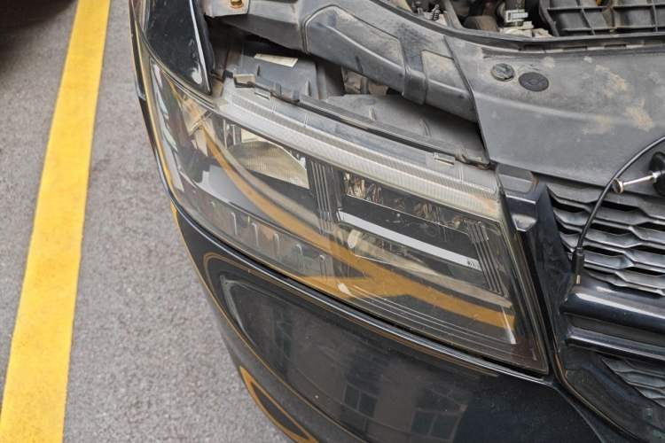 Used Dodge Journey 2014 2.4L Two-Wheel Drive Touring Edition Right Front Headlight