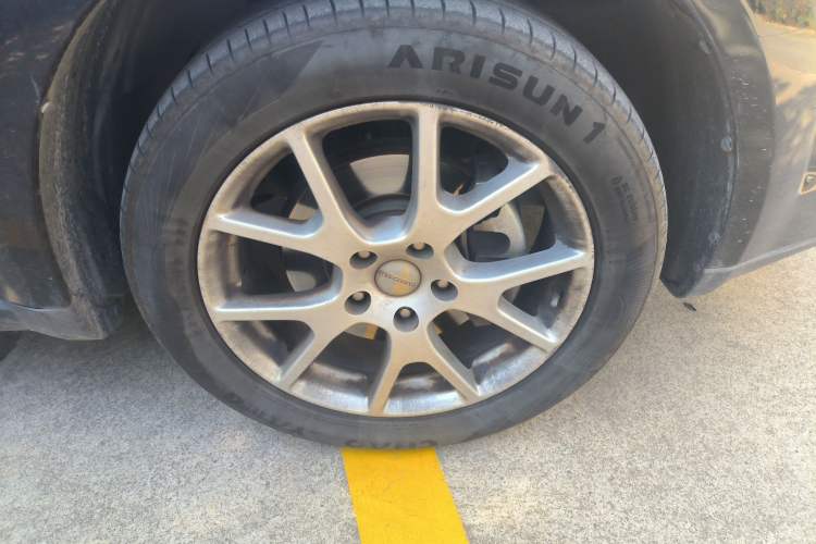 Used Dodge Journey 2014 2.4L Two-Wheel Drive Touring Edition Right Front Wheel Hub
