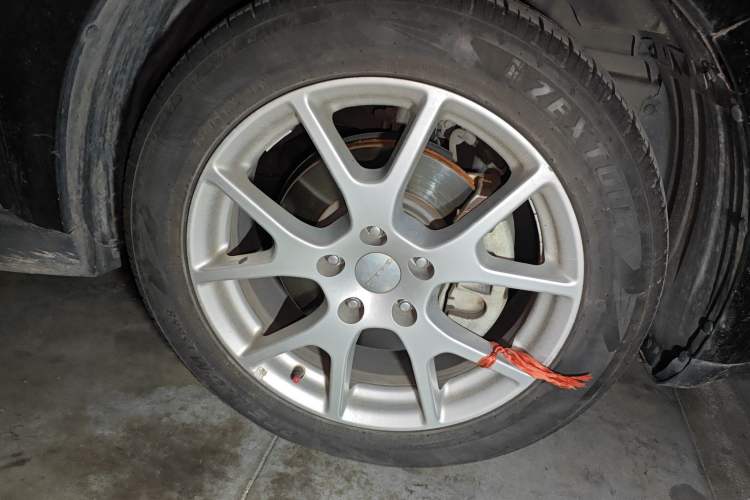 Used Dodge Journey 2014 2.4L Two-Wheel Drive Touring Edition Right Front Wheel Hub