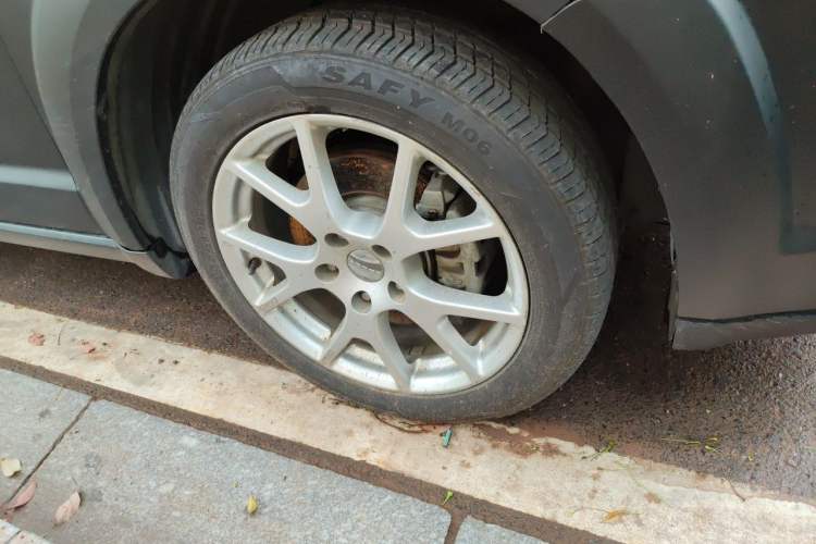 Used Dodge Journey 2014 2.4L Two-Wheel Drive Touring Edition Right Front Wheel Hub