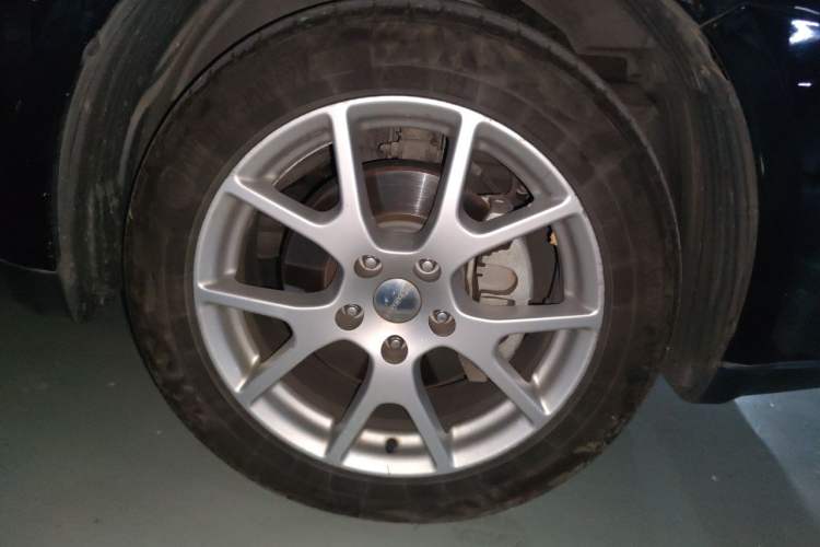 Used Dodge Journey 2014 2.4L Two-Wheel Drive Touring Edition Right Front Wheel Hub