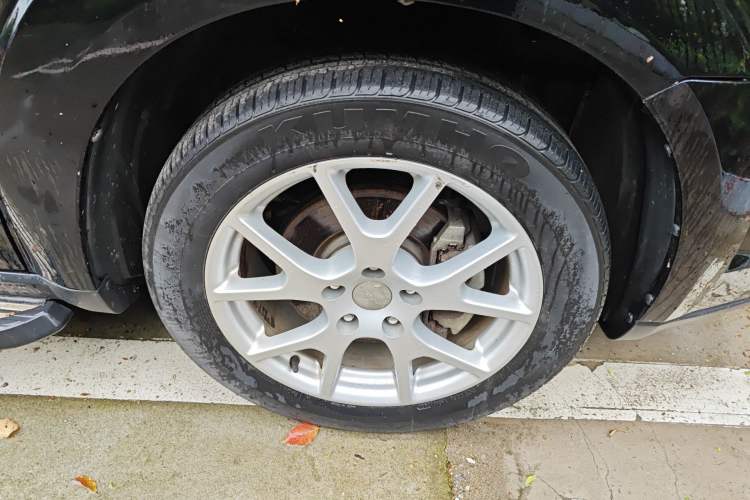 Used Dodge Journey 2014 2.4L Two-Wheel Drive Touring Edition Right Front Wheel Hub