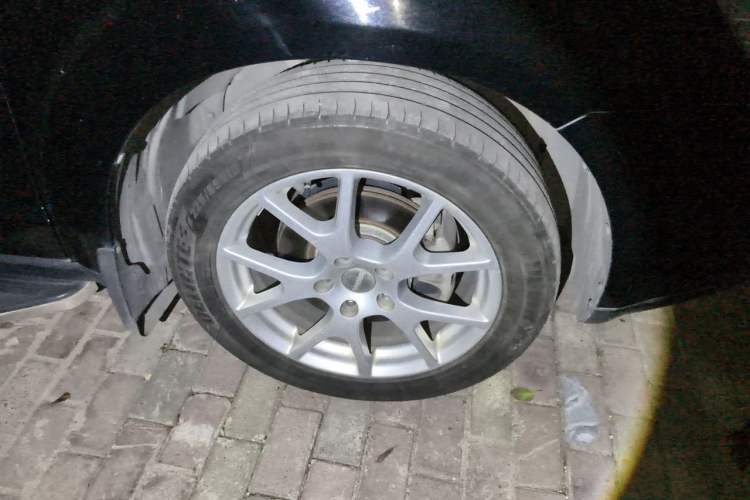 Used Dodge Journey 2014 2.4L Two-Wheel Drive Touring Edition Right Front Wheel Hub