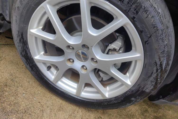 Used Dodge Journey 2014 2.4L Two-Wheel Drive Touring Edition Right Front Wheel Hub